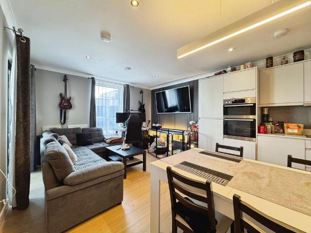 Flat for sale in Kingsbury, Greater London