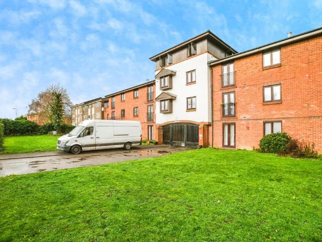 Flat for sale in London Borough of Croydon, South Norwood