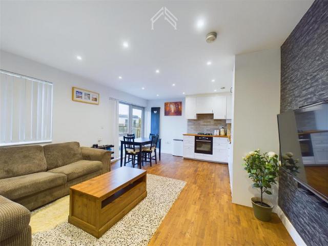 Flat for sale in Pinner, Greater London