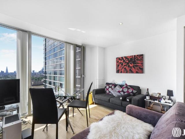 Flat for sale in Canary Wharf, Greater London