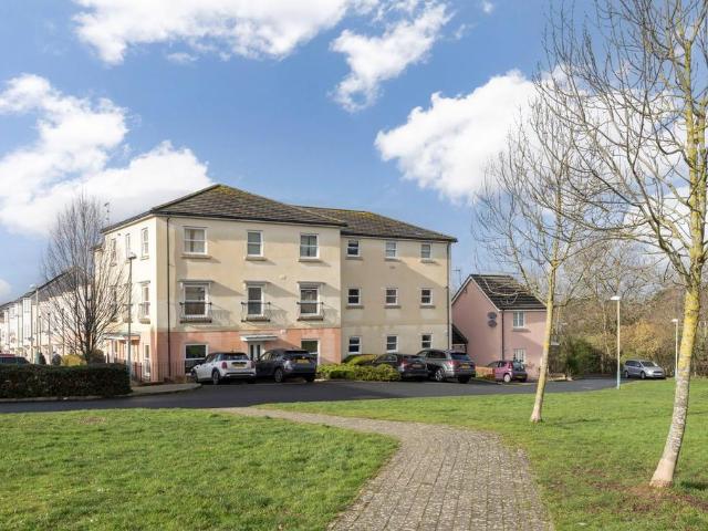 Flat for sale in Oakley, Golden Valley