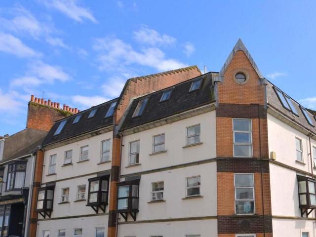 Flat for sale in Tenby, Wales
