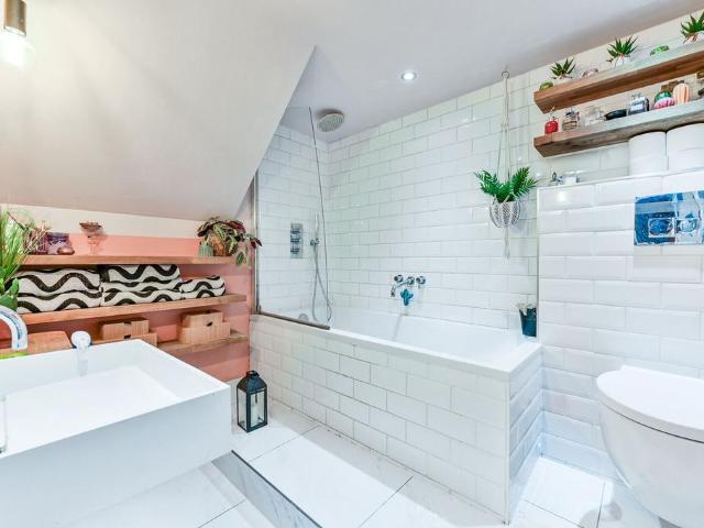 Flat for sale in Stoke Newington, Greater London