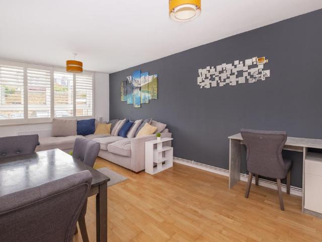 Flat for sale in Earlsfield, Greater London