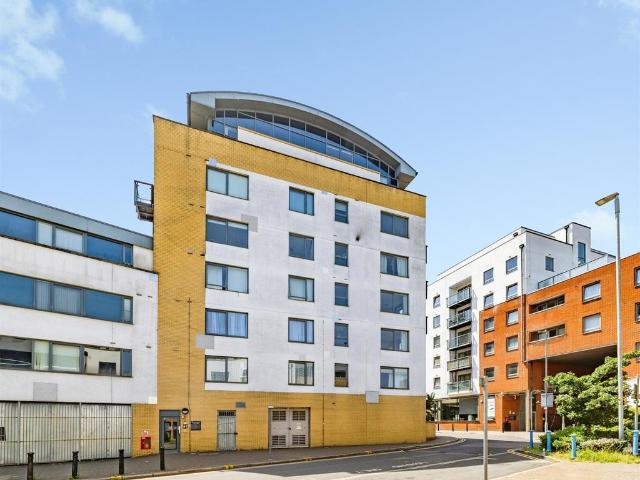 Flat for sale in North Watford, Hertfordshire