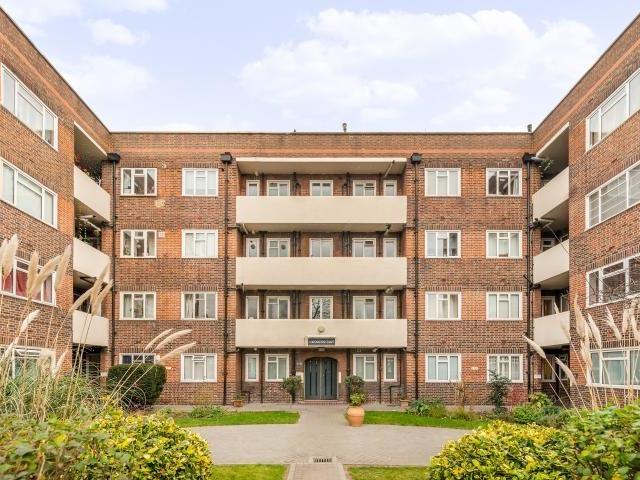 Flat for sale in North Kensington, Greater London