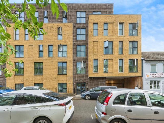 Flat for sale in Spring Park, Luton