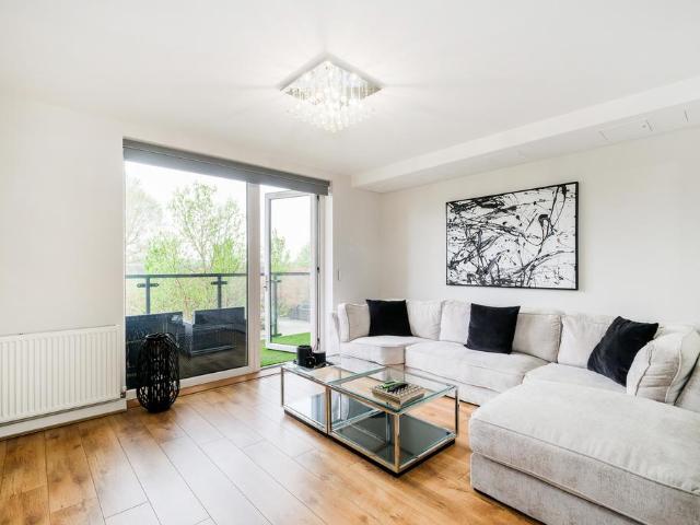 Flat for sale in Romford, Harold Wood