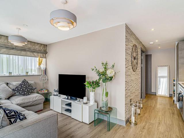 Flat for sale in Motspur Park, Greater London