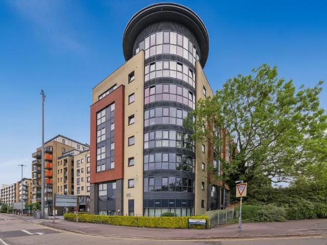 Flat for sale in North Watford, Hertfordshire
