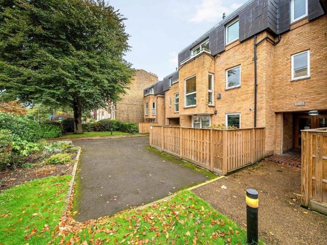 Flat for sale in Strawberry Hill, Greater London