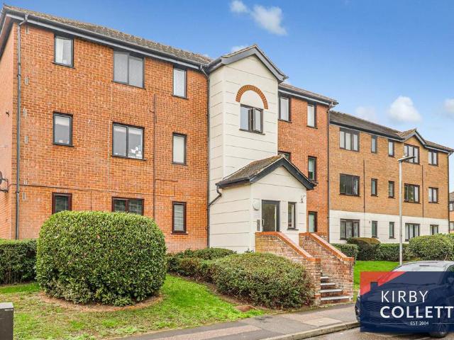 Flat for sale in Broxbourne, Hertfordshire