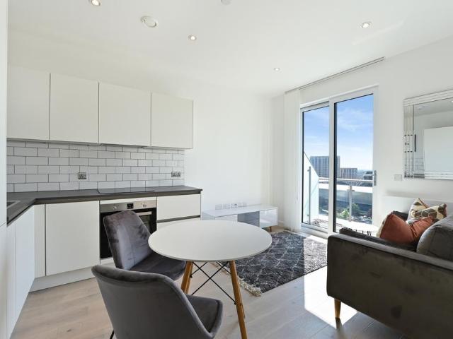 Flat for sale in Strand-on-the-Green, Greater London
