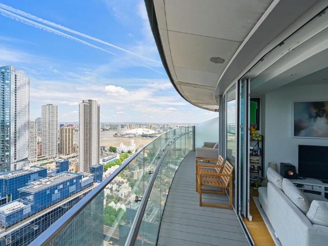 Flat for sale in Isle Of Dogs, Greater London