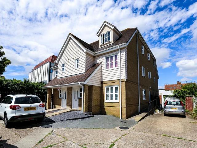 Flat for sale in Barling, Essex