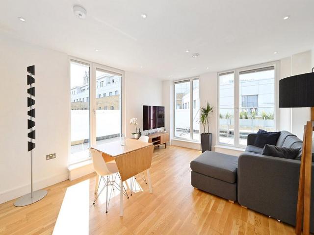 Flat for sale in Limehouse, Greater London
