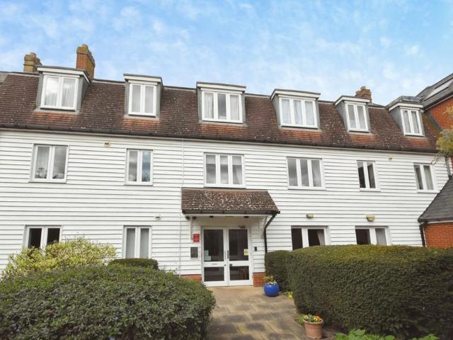 Flat for sale in Sutton, Barling