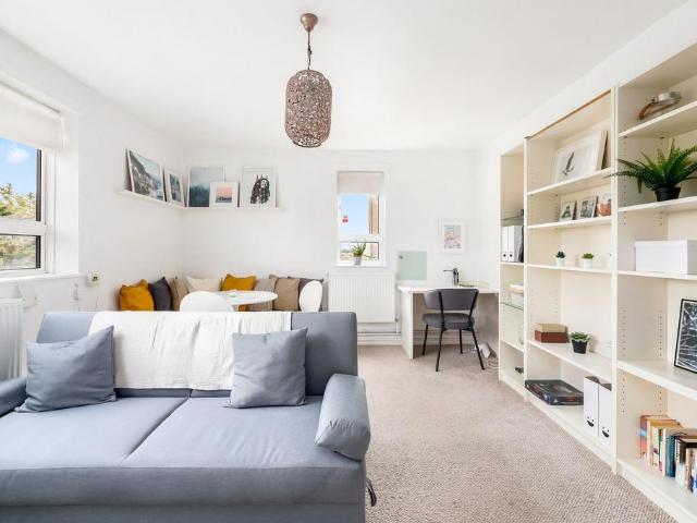 Flat for sale in Harlesden, Greater London
