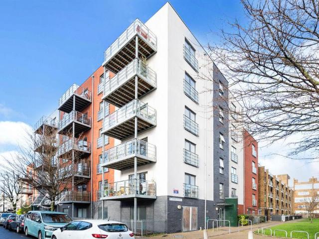Flat for sale in Mile End, Greater London