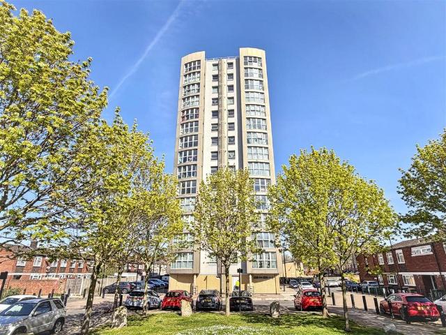 Flat for sale in Plaistow, Greater London