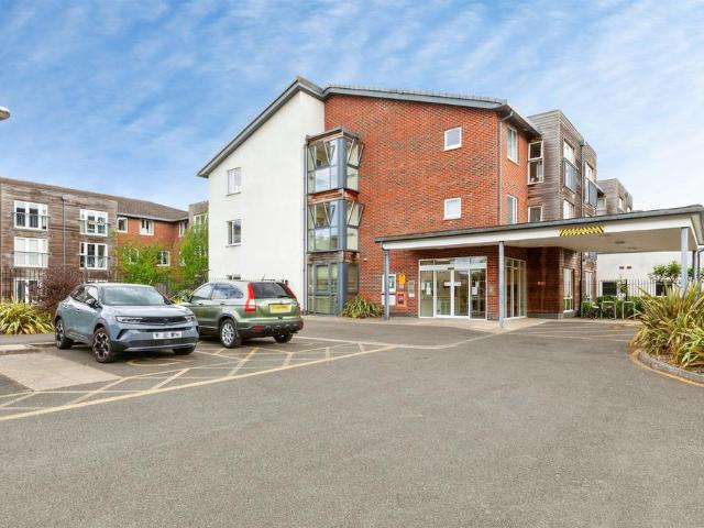 Flat for sale in Wexham Court, Slough