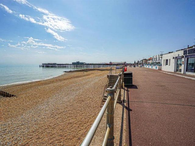 Flat for sale in Bohemia, Guestling Green