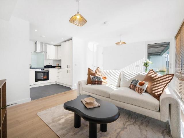 Flat for sale in Clapham, Greater London