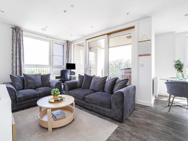 Flat for sale in Ponders End, Greater London
