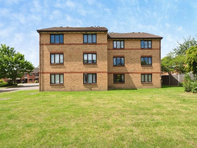 Flat for sale in Row Town, Surrey