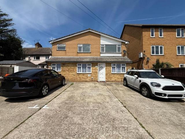 Flat for sale in Aveley, Essex