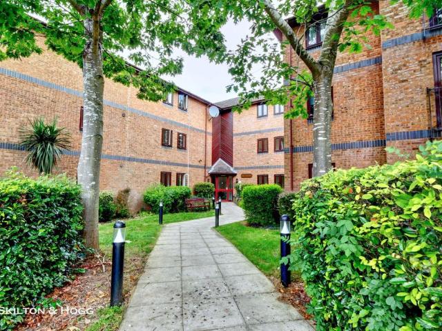 Flat for sale in Headlands, Daventry