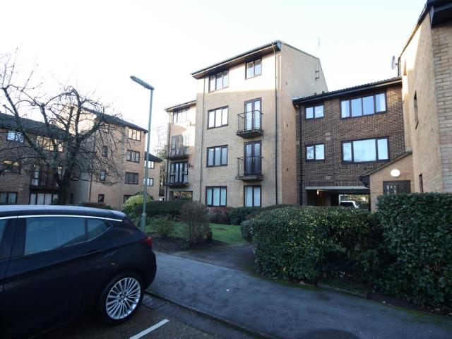 Flat for sale in Horsell, Woking