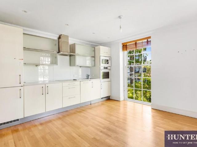 Flat for sale in Golders Green, Greater London