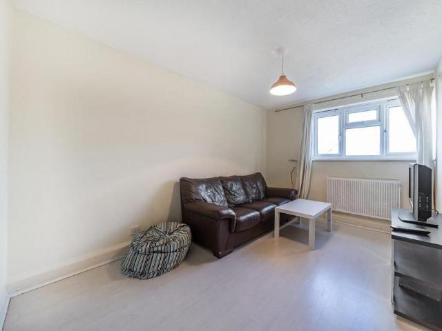 Flat for sale in Clapham Junction, Greater London