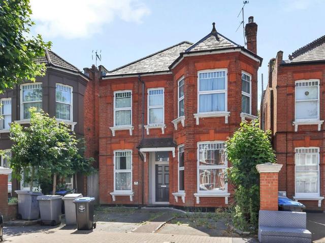 Flat for sale in Cricklewood, Greater London