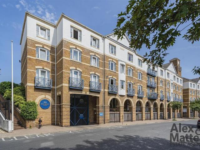 Flat for sale in Rotherhithe, Greater London