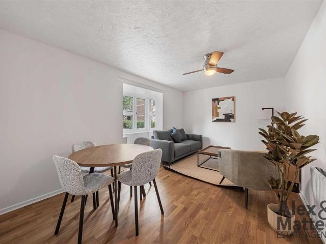 Flat for sale in Bermondsey, Greater London