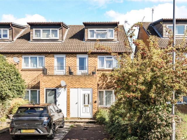 Flat for sale in Surbiton, Greater London