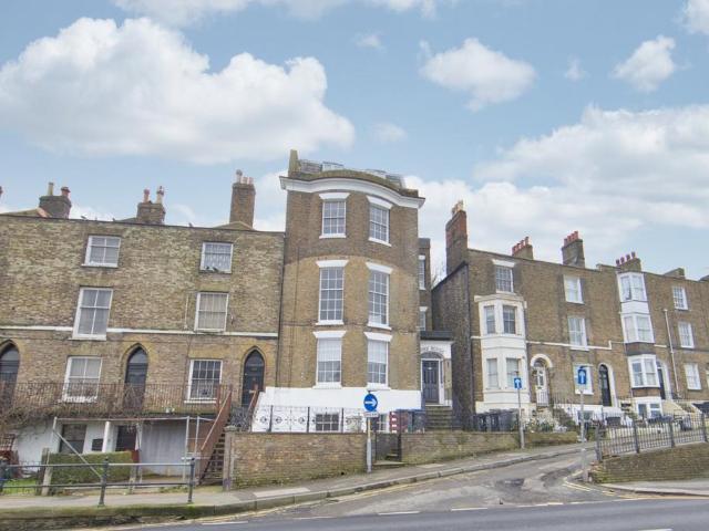 Flat for sale in Tower Hamlets, Ash