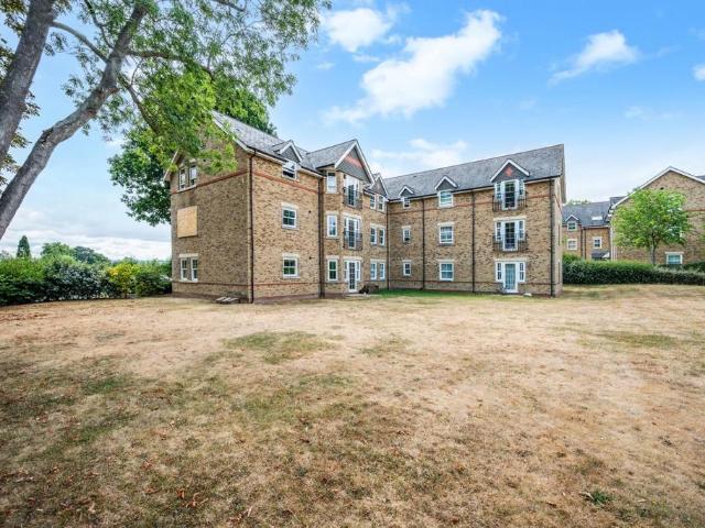 Flat for sale in Manor Park, Epsom