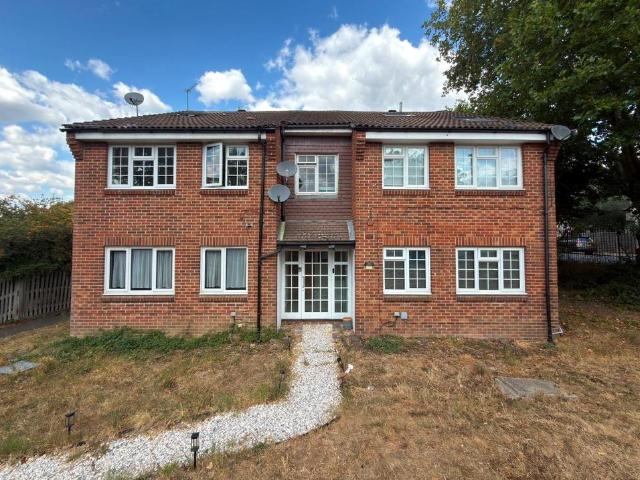 Flat for sale in Summerstown, Greater London
