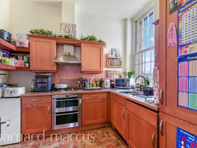 Flat for sale in Manor Park, Epsom