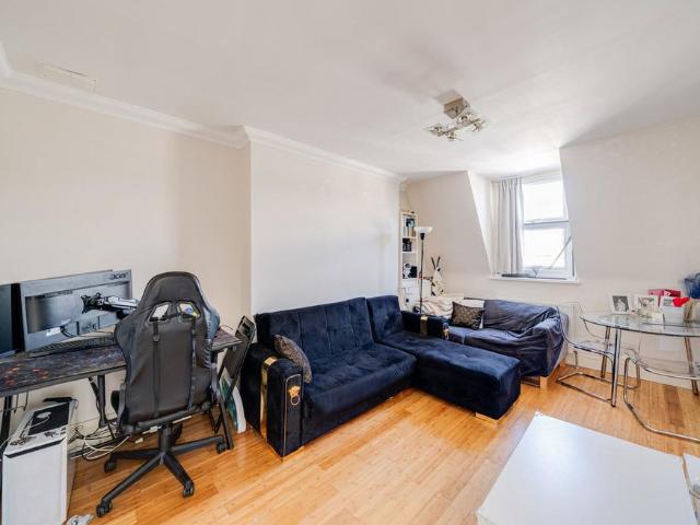 Flat for sale in Queen's Park, Greater London