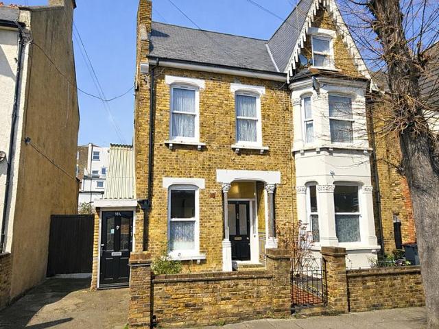 Flat for sale in Oxenden, The Bridge