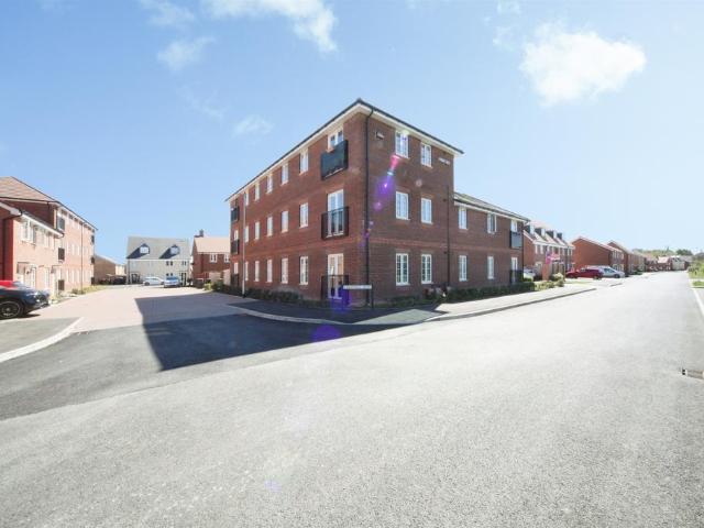 Flat for sale in Houghton Regis, Bedfordshire