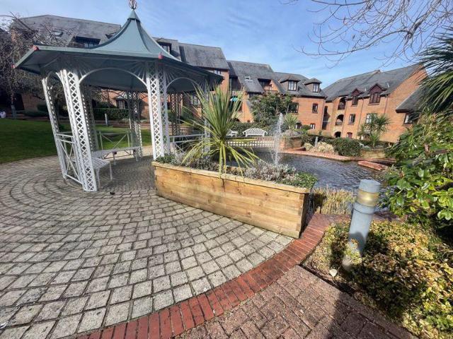 Flat for sale in Chepping Wycombe, Loudwater
