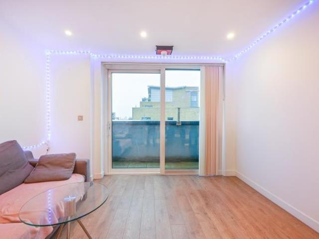Flat for sale in Ratcliffe, Limehouse