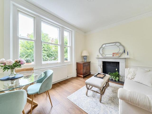 Flat for sale in Earl's Court, Greater London