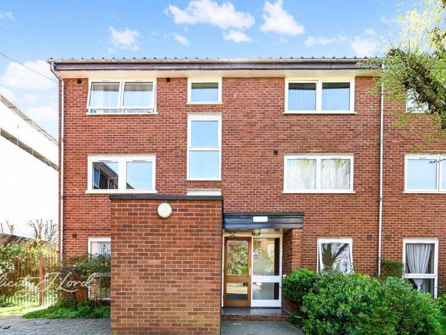 Flat for sale in Bromley-by-Bow, Bow