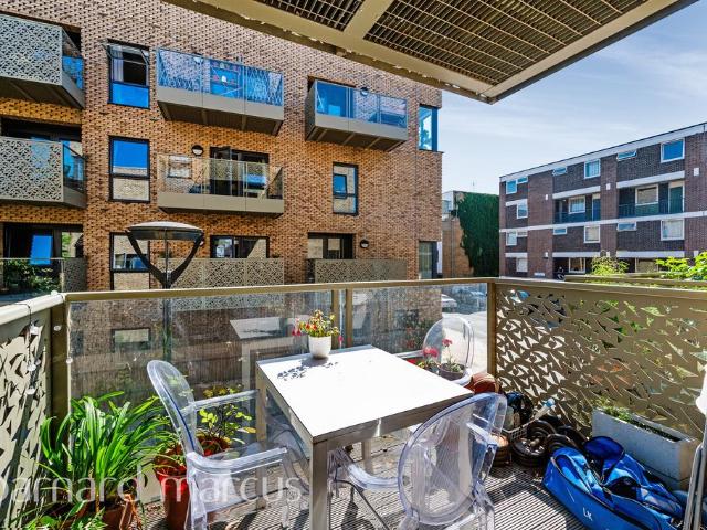 Flat for sale in Camberwell, Greater London